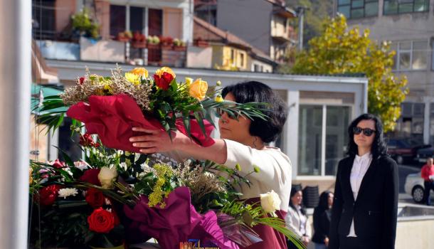 Składanie kwiatów pod pomnikiem poległych żołnierzy 