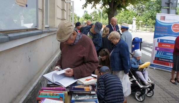 Miejska Biblioteka Publiczna rozdawała książki przed swoją siedzibą