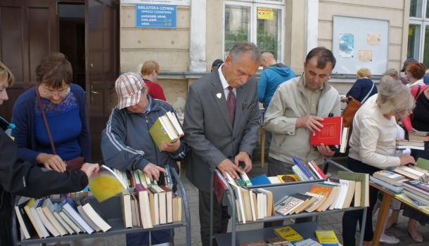Miejska Biblioteka Publiczna rozdawała książki przed swoją siedzibą
