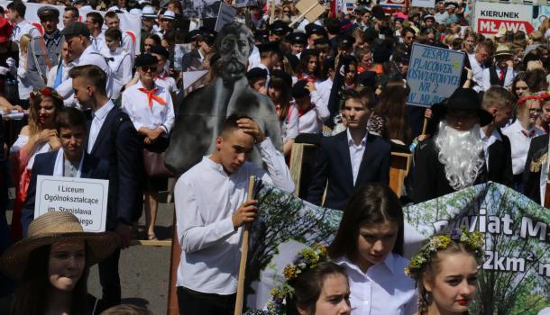 lisko 2000 uczniów mławskich szkół wzięło udział w wielkim marszu ulicami miasta