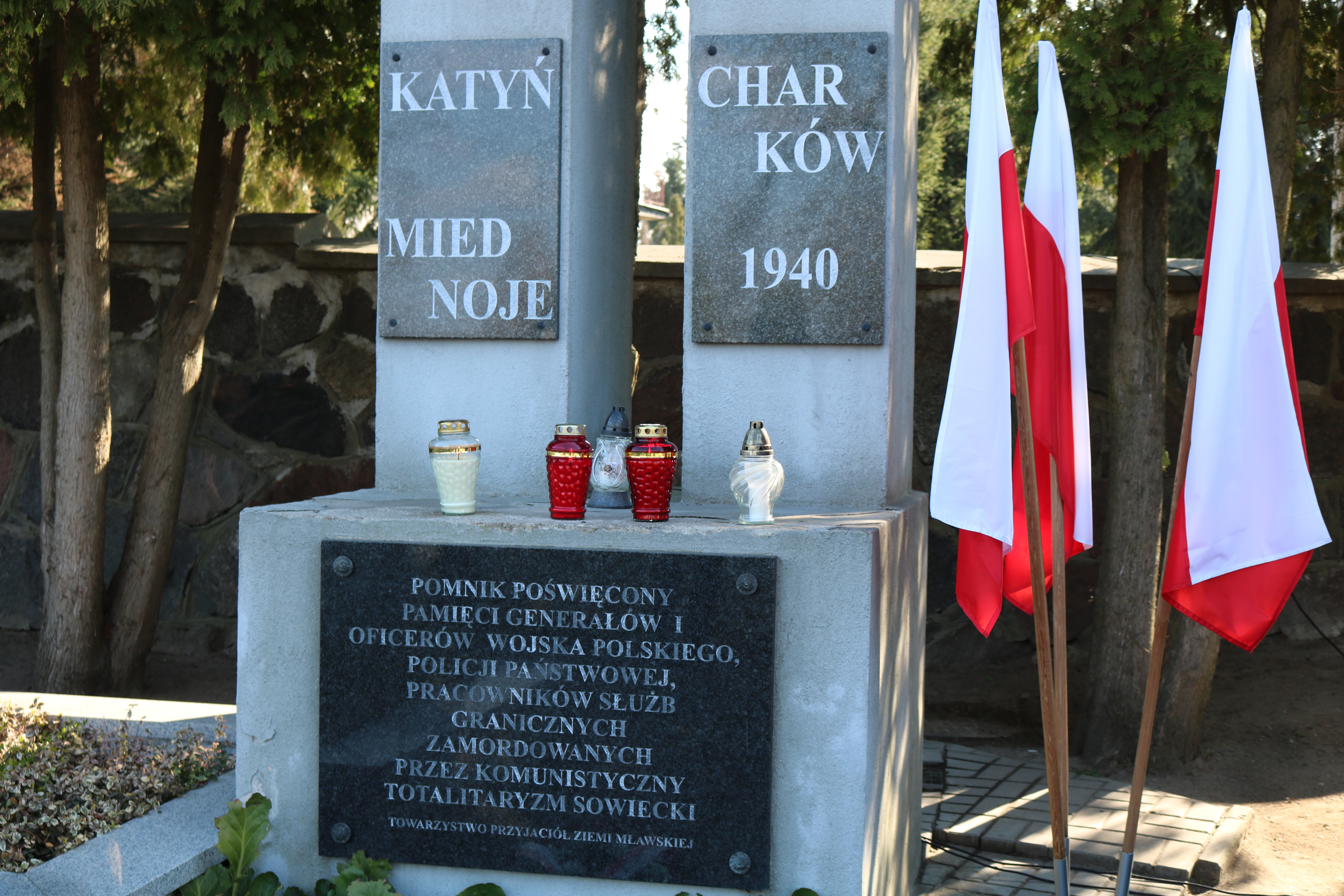 Pomnik poświęcony ofiarom sowieckiego totalitaryzmu na cmentarzu parafialnym w Mławie