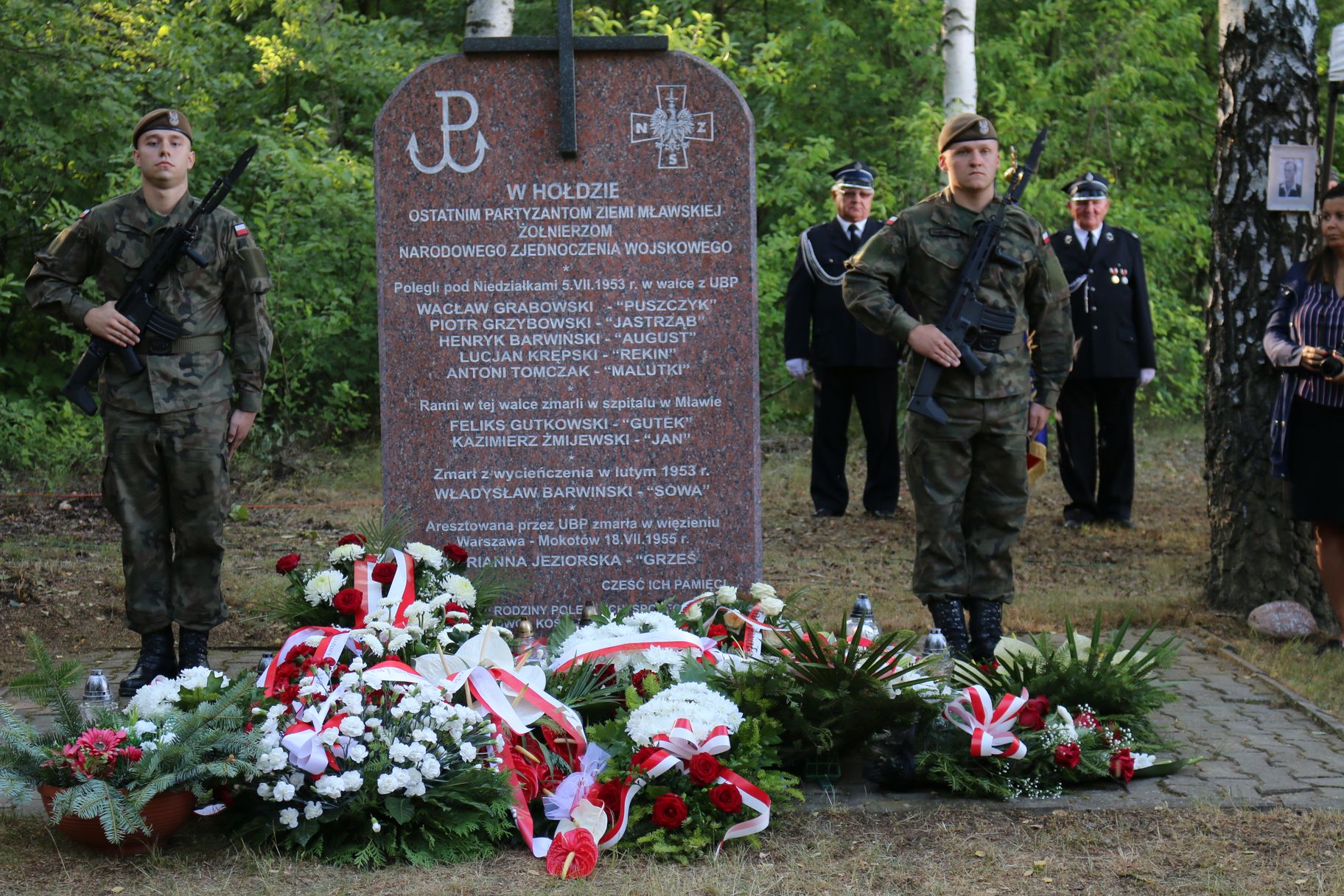 Pomnik w Niedziałkach z wartą honorową