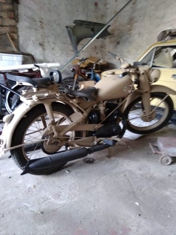Stary motocykl - ze zbioru Stara Motoryzacja