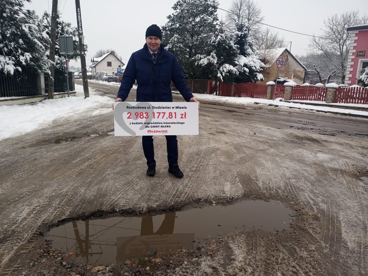 Burmistrz Sławomir Kowalewski po podpisaniu umowy z Województwem Mazowieckim na rozbudowę ul. Studzieniec