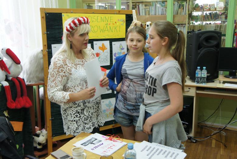 Efekty pracy uczniów podziwiała i komentowała Monika Sawicka