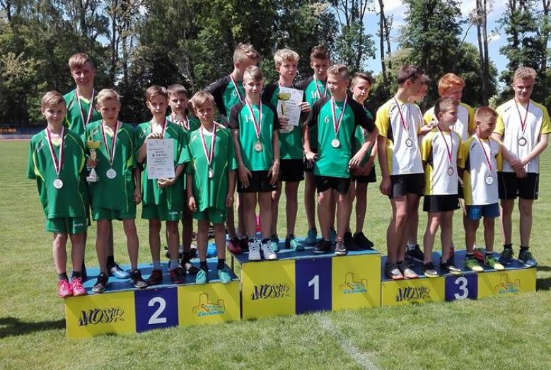 młodzież na podium