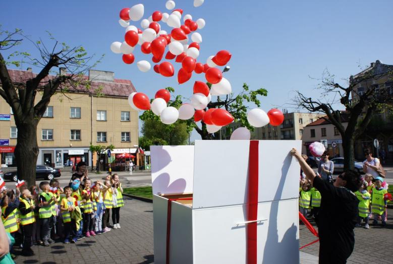 Przedszkolaki świętują Dzień Flagi 04