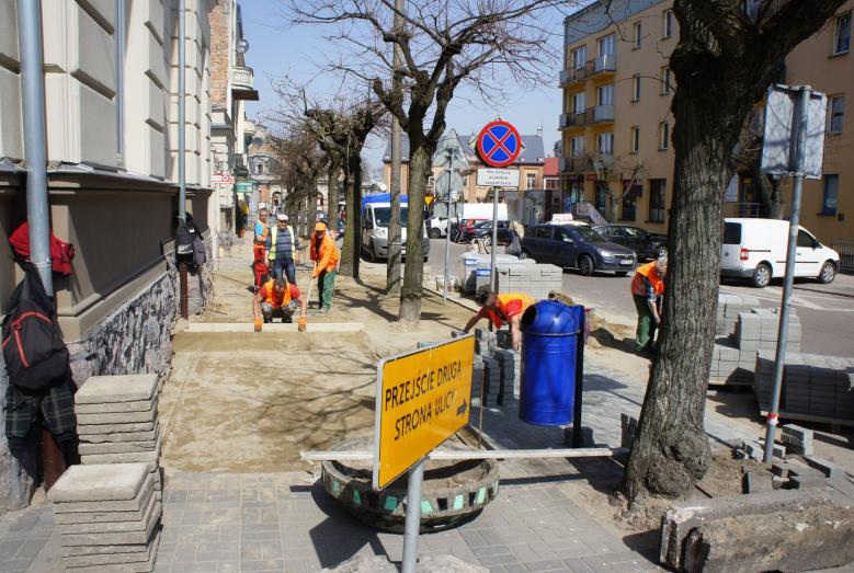 Trwają prace przy budowie chodnika na ul. Żeromskiego