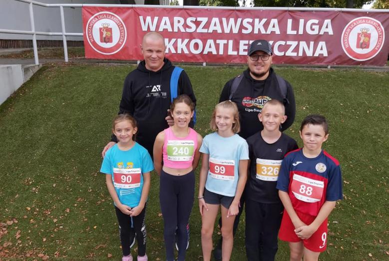 Lekkoatleci KS Zawkrze Mława z instruktorami