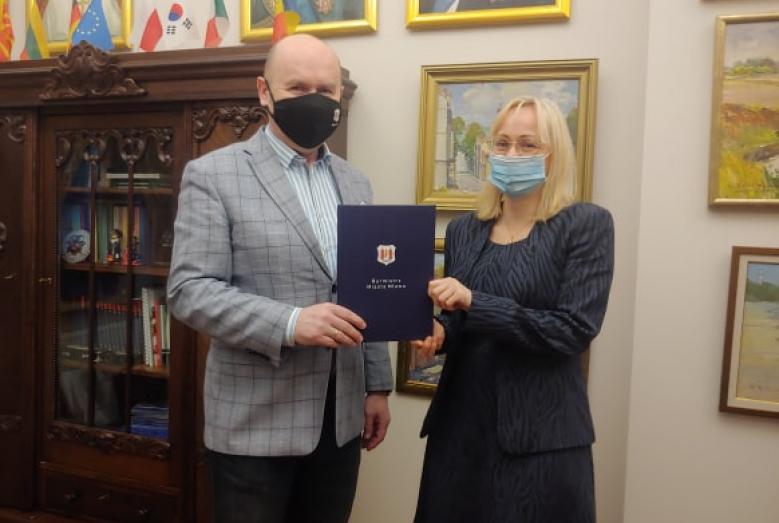 Burmistrz Miasta Mława Sławomir Kowalewski i Sekretarz Miasta Mława Magdalena Cecelska