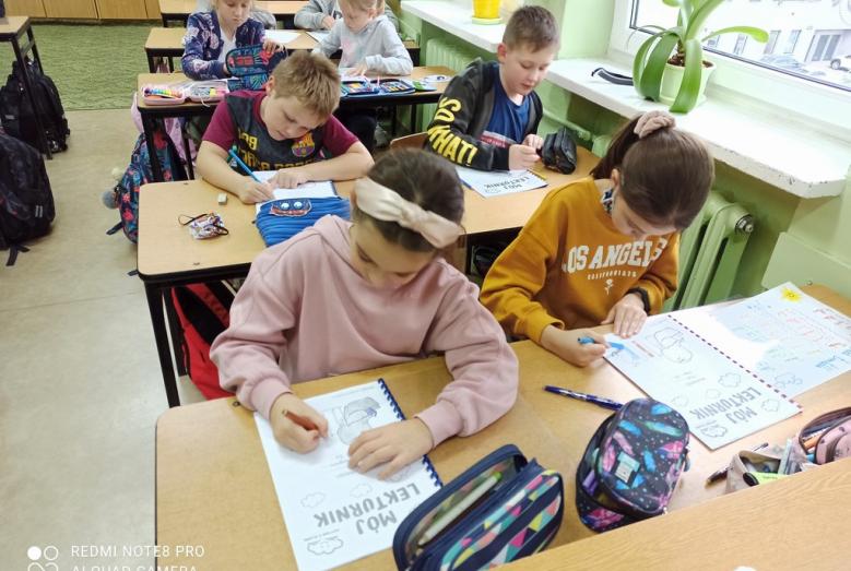 Uczniowie klasy III d po raz pierwszy w tym roku biorą udział w międzynarodowym projekcie edukacyjnym CZYTAM Z KLASĄ - lekturki spod chmurki. Jesteśmy gotowi do udziału i realizacji projektu. Dzieci według własnego pomysłu ozdobiły swoje lekturniki i rozpoczęły niesamowitą przygodę z czytaniem. Na powitanie obejrzały filmy edukacyjne i wysłuchały opowiadania o Czytusiach i chmurce Tosi. Świetnie się bawiąc dzieci wykonały plastelinowe Czytusie i przeurocze  chmurki Tosie z książką, która zachęca wszystkie d