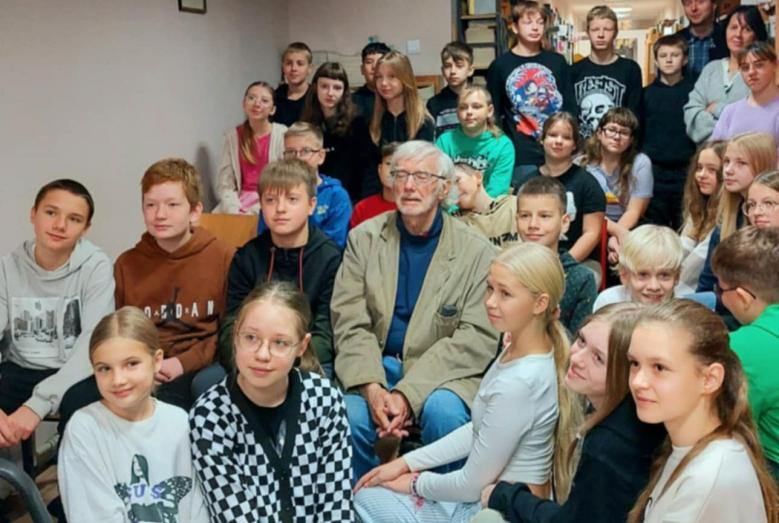 Zbigniew Jabłoński z uczniami Szkoły Podstawowej nr 1