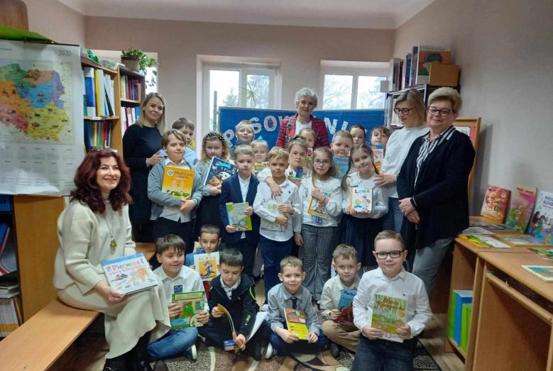 Uczestnicy uroczystości w bibliotece Zespołu Placówek Oświatowych nr 1 w Mławie