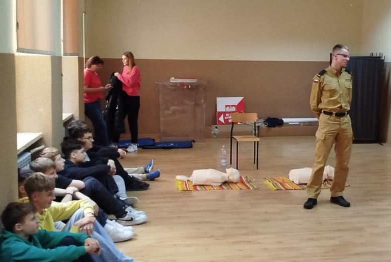 Uczniowie klas 7 SP nr 3 w Mławie uczą się ratować życie!