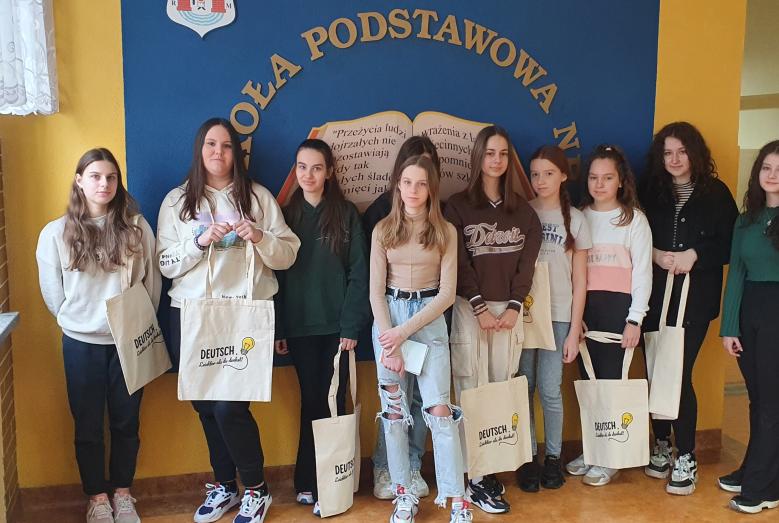 Uczennice klas ósmych Szkoły Podstawowej nr 3 w Mławie 