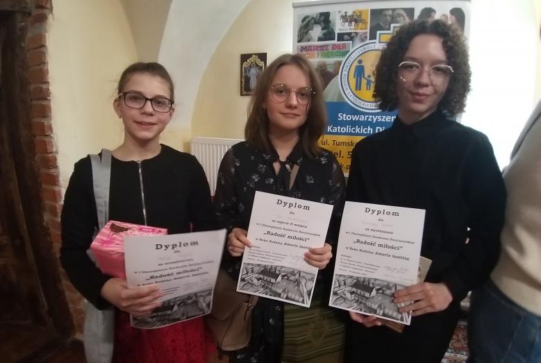Wróciły z tarczą z I Diecezjalnego Konkursu Recytatorskiego