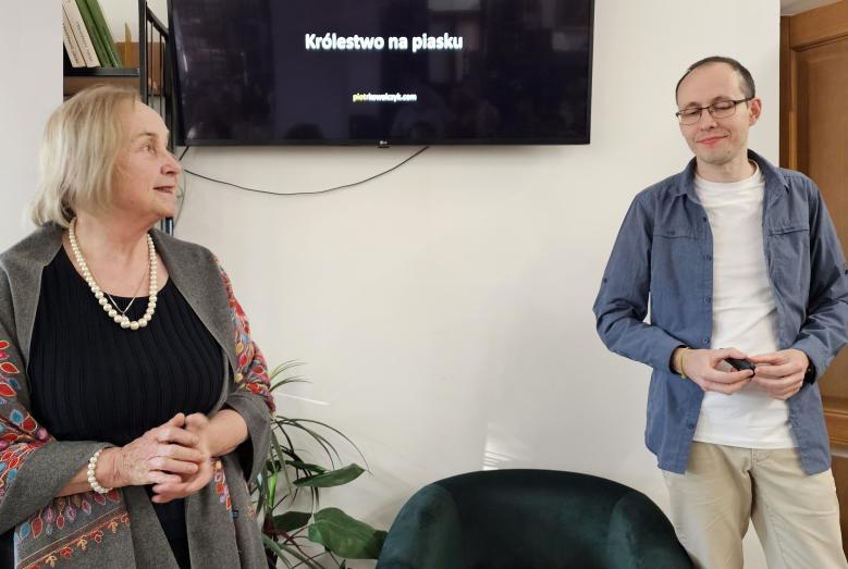 Dyrektor Miejskiej Biblioteki Publicznej w Mławie Maria Świtoń i podróżnik Piotr Kowalczyk