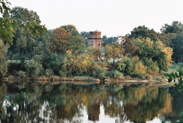 krajobraz z akwenem, lasem i rotundą