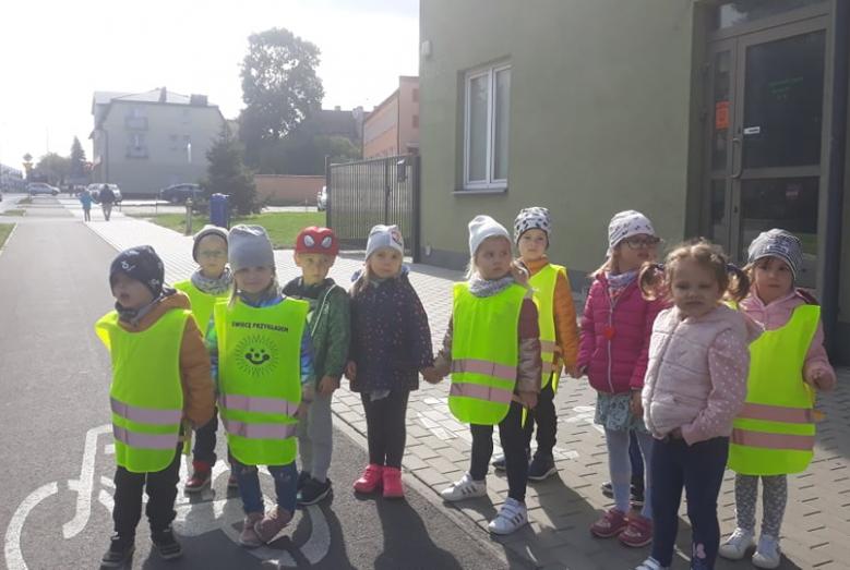 ''Słoneczka'' z MPS nr 3 w Mławie wybrały się na spacer edukacyjny po okolicy
