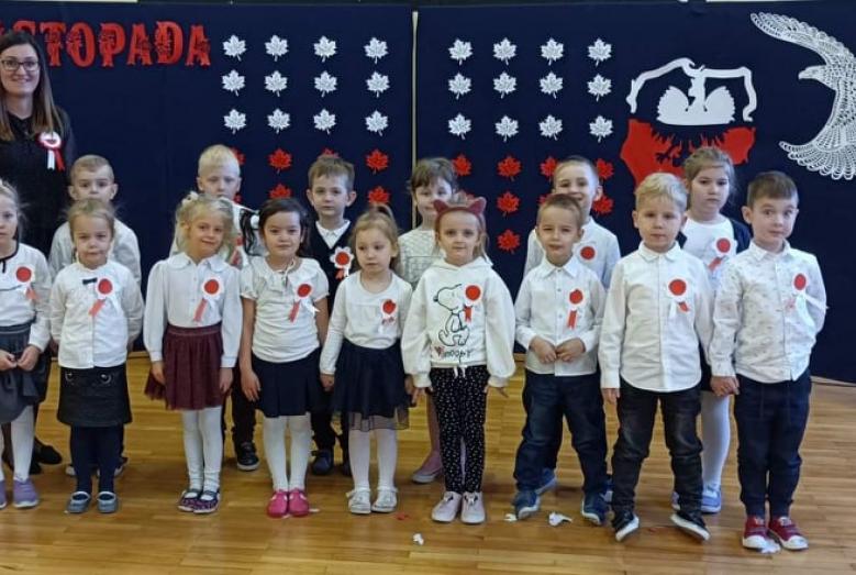 ''Mali Patrioci'' uroczysty apel z okazji Święta Niepodległości w wykonaniu grup Oa i Oc z gościnnym udziałem uczniów kl. VIIIb