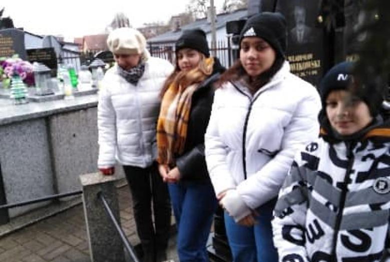 Zofia Kazimierska i troje radnych Młodzieżowej Rady Miasta Mława