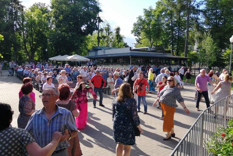 potańcówka w parku miejskim