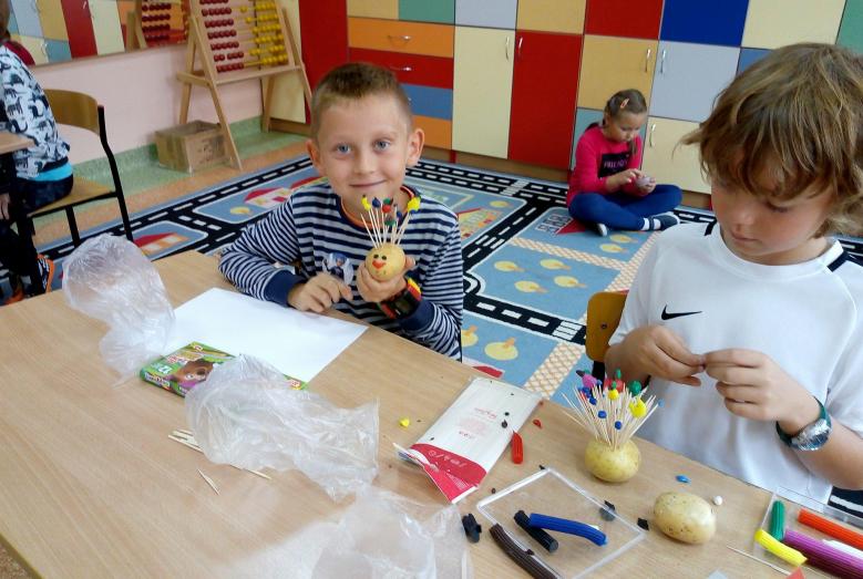 dzieci zdobią ziemniaki