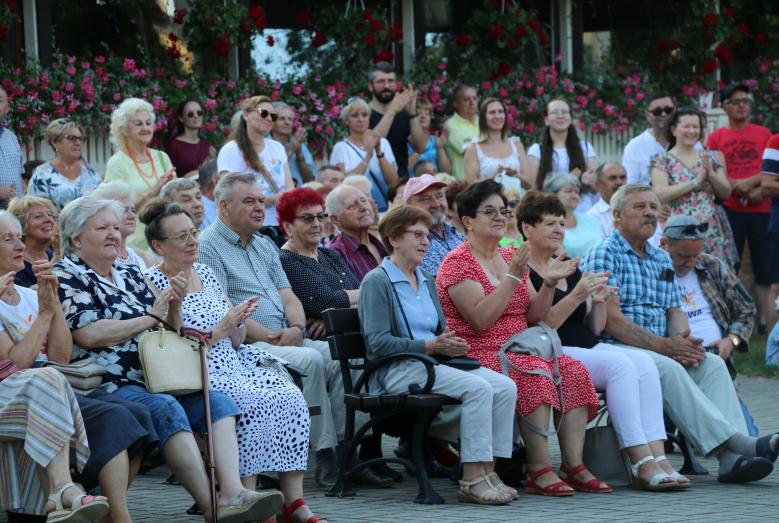 publiczność w parku miejskim w Mławie