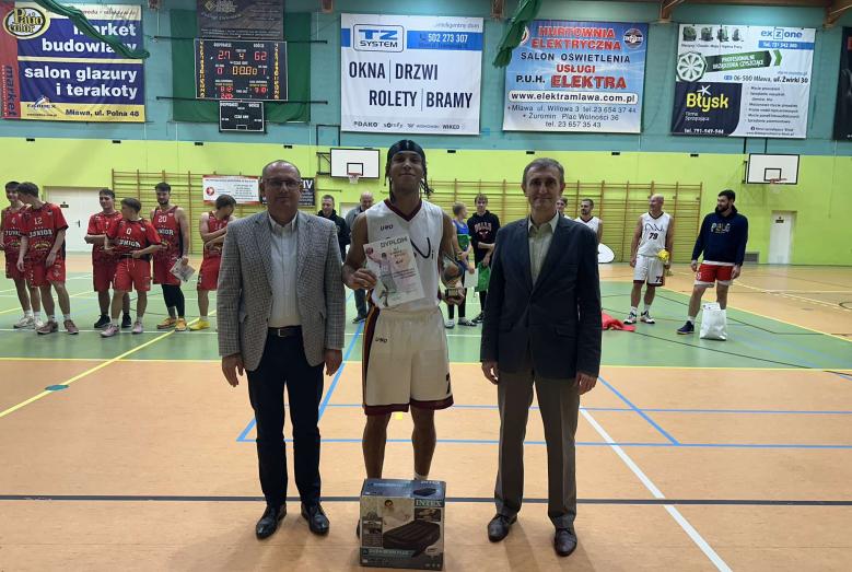 Dyrektor Mławskiej Hali Sportowej Marcin Grabowski, najlepszy gracz turnieju (MVP) Robert Malulu, Wicestarosta Mławski Tomasz Robert Chodubski