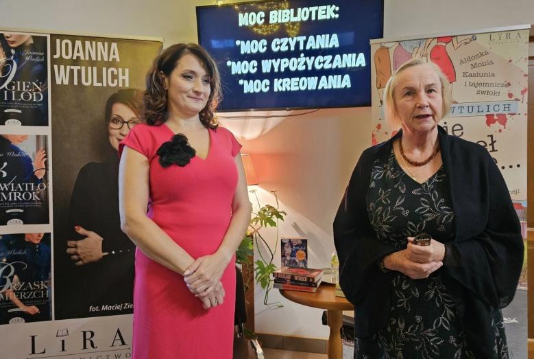 Joanna Wtulich i Dyrektor Miejskiej Biblioteki Publicznej w Mławie Maria Świtoń