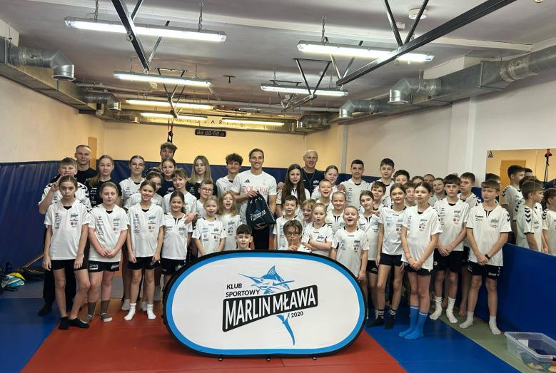 Jan Kałusowski i przedstawiciele Klubu Sportowego Marlin Mława