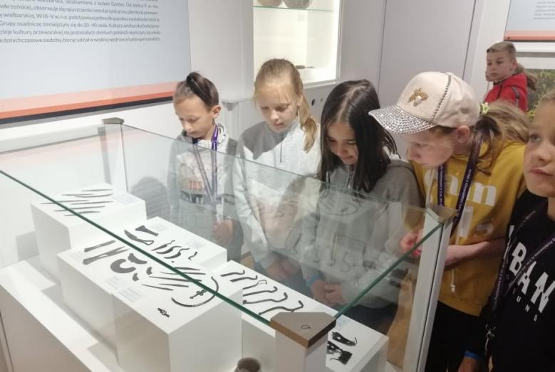 Uczniowie klas IVa i IVb  SP 3 z wizytą  w Muzeum Ziemi Zawkrzeńskiej