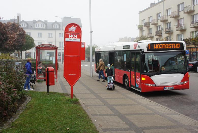 Autobus Mławskiej Komunikacji Miejskiej przy przystanku na Starym Rynku w Mławie