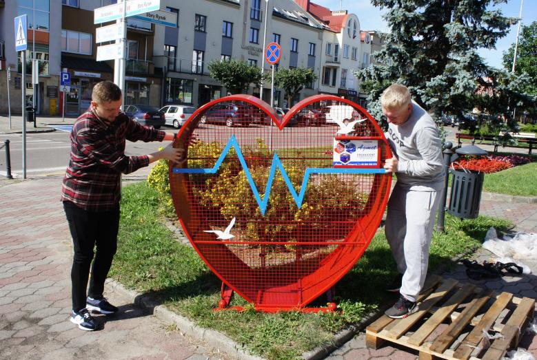 Czerwone serce na nakrętki już stoi na mławskim Starym Rynku (3).JPG 762