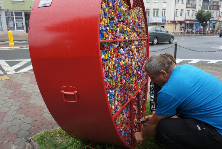 Rodzice Oskara odbierają nakrętki