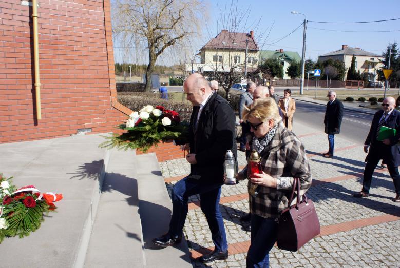 uroczystość przy kopcu Kościuszki w 2022 r.; kwiaty składają burmistrz Sławomir Kowalewski i radna Zofia Kazimierska