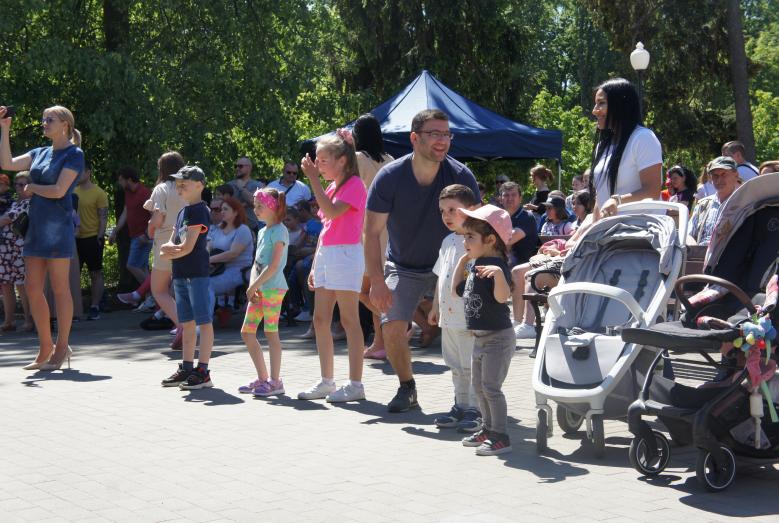 Uczestnicy miejskich obchodów dnia dziecka w parku miejskim