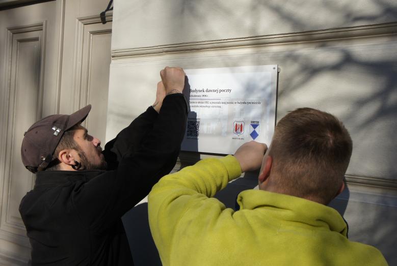 montaż tabliczki na budynku dawnej poczty