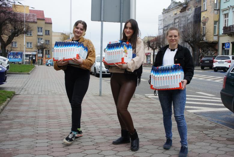 pracowniczki Urzędu Miasta Mława przenoszą paczki czekolady