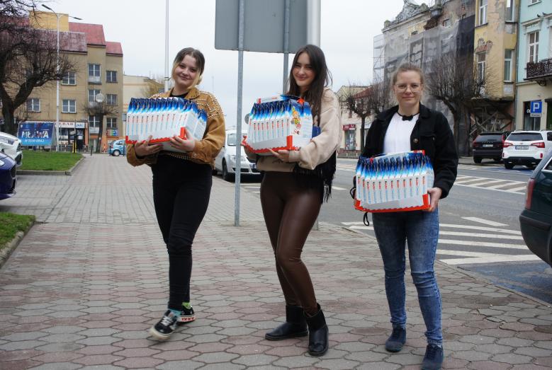 pracowniczki Urzędu Miasta Mława przenoszą paczki czekolady