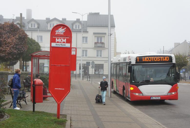 Autobus Mławskiej Komunikacji Miejskiej na przystanku