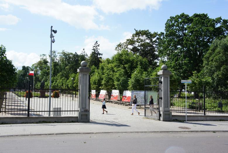Wejście główne do parku miejskiego w Mławie