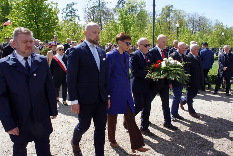 Przedstawiciele Miasta Mława składają kwiaty przy Dębie Niepodległości