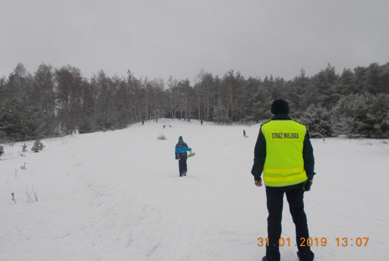 Straż miejska patroluje dzikie lodowiska