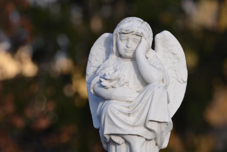 Figura cmentarna przedstawiająca anioła