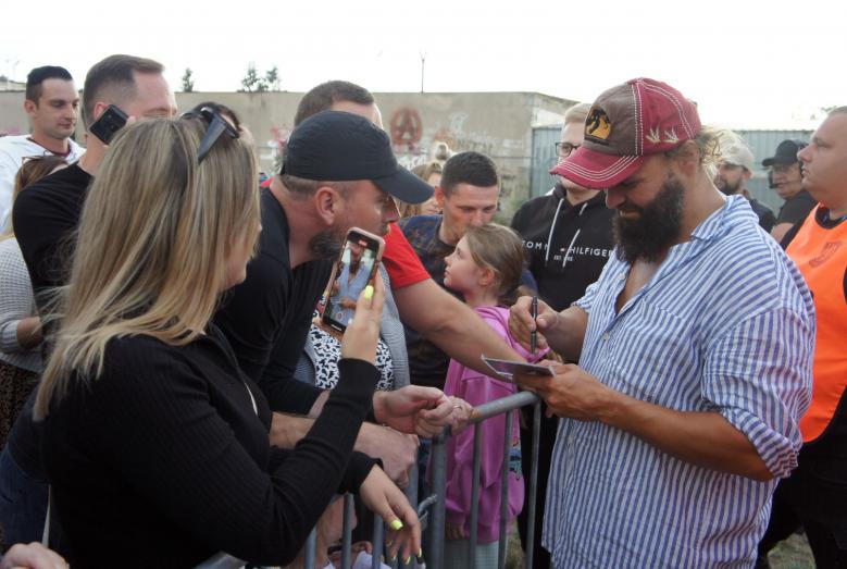 Witek Muzyk Ulicy rozdaje autografy