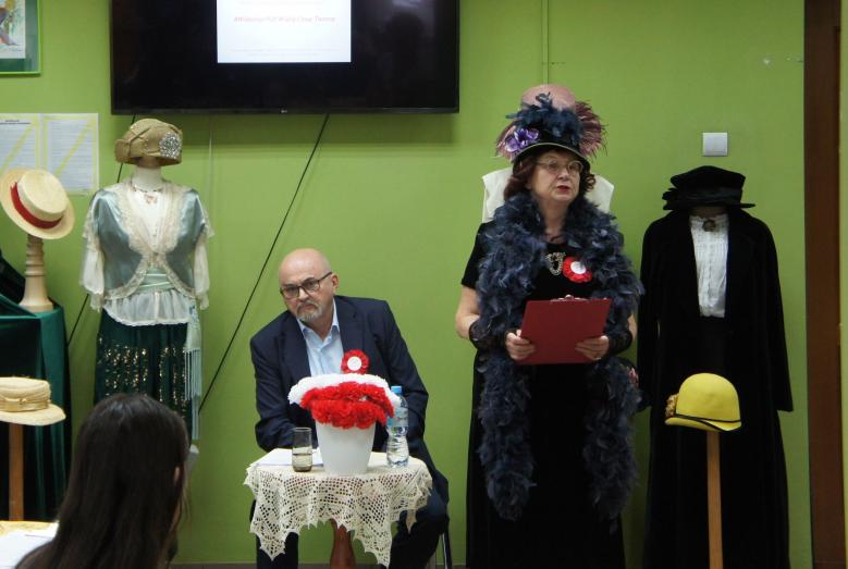Dr Leszek Arent i Dyrektor Mjeskiej Biblioteki Publicznej w Mławie Maria Świtoń.jpg 433