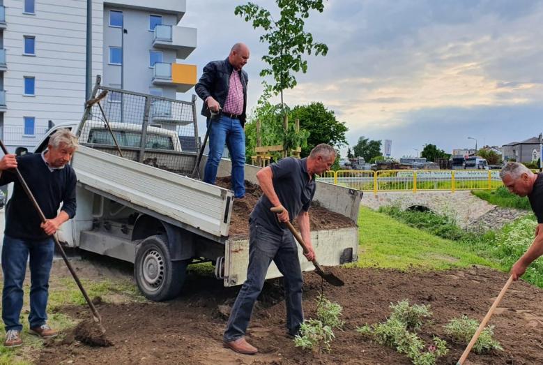 Czterech mężczyzn podczas prac przy budynku Smolarnia 6