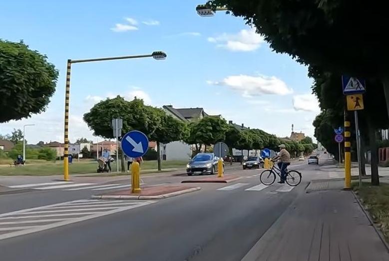 Rowerzysta jadący przejściem dla pieszych na ul. Mikołaja Kopernika w Mławie