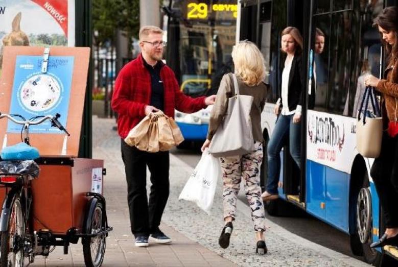 ludzie korzystający z autobusu